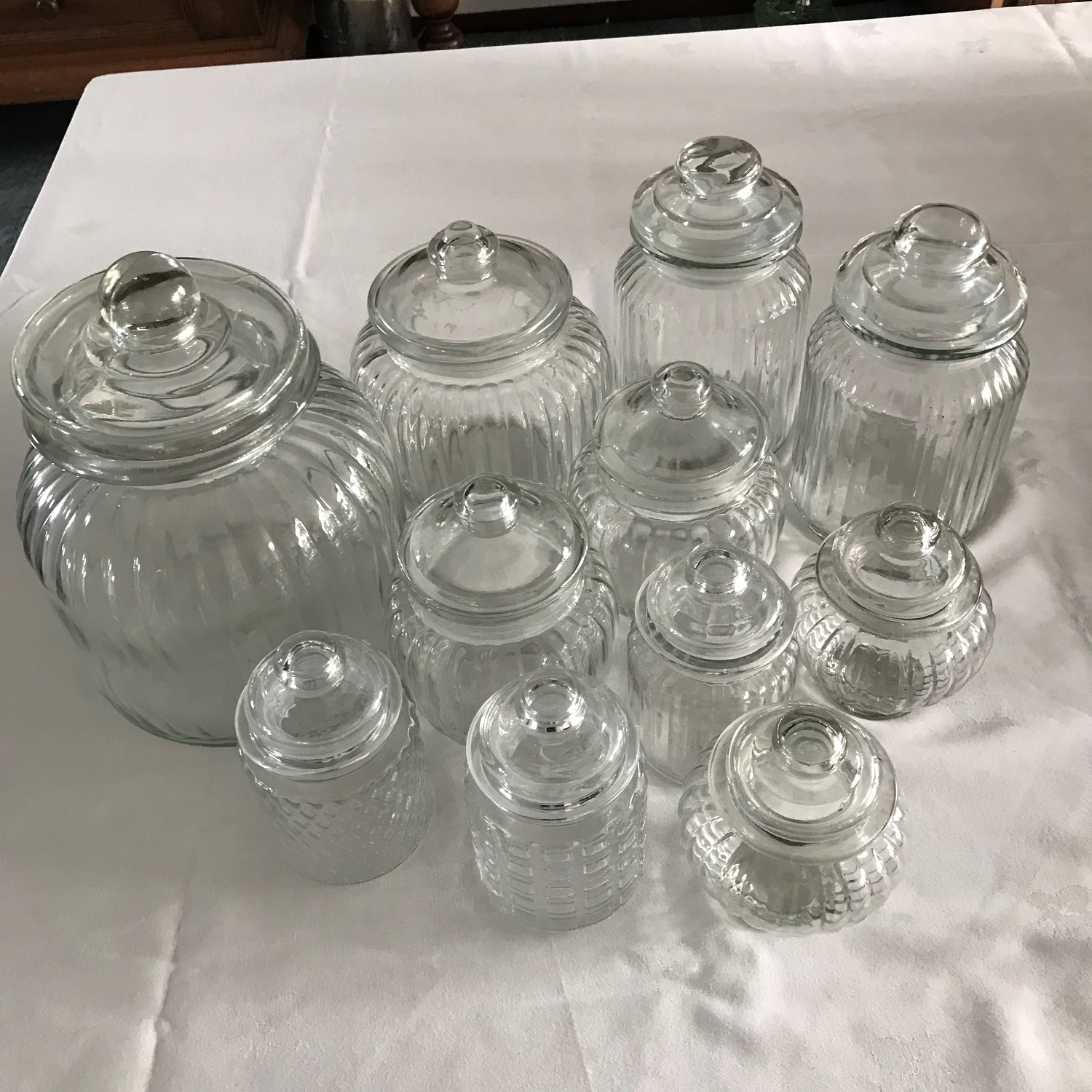 Elf decoratieve glazen voorraadpotten met diverse maten