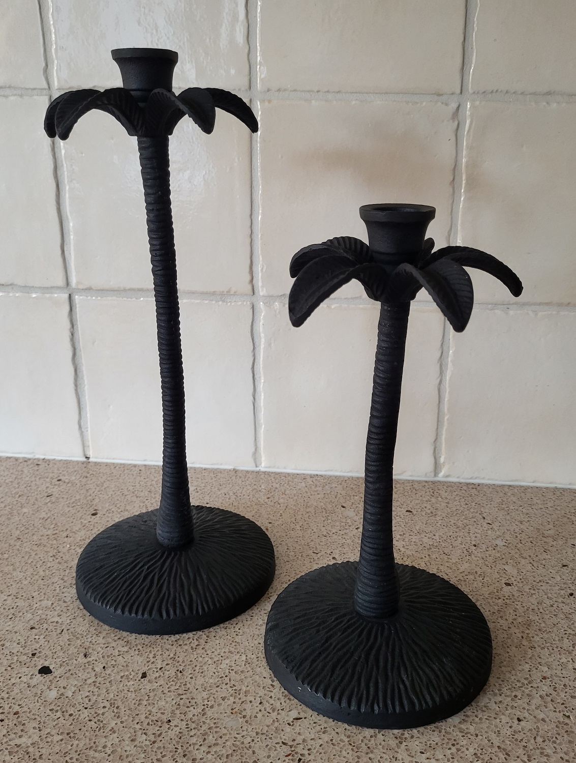 Zwarte kandelaars 'palmen'